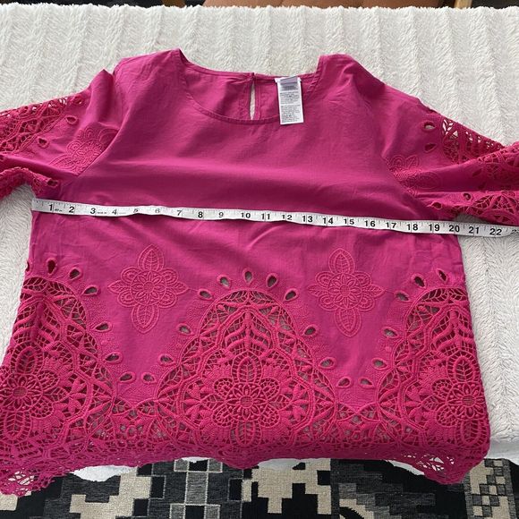 Chicos Hot Pink 3/4 Sleeve Cutwork Popover Blouse Size 1 (US size 8/10) - Picture 9 of 10